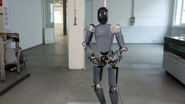 Гуманоидный робот P0 от Pink Robotics в мастерской