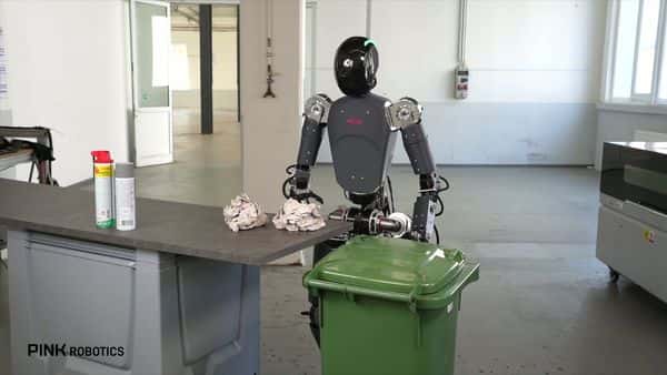 Робот P0 Pink Robotics убирает мусор со стола