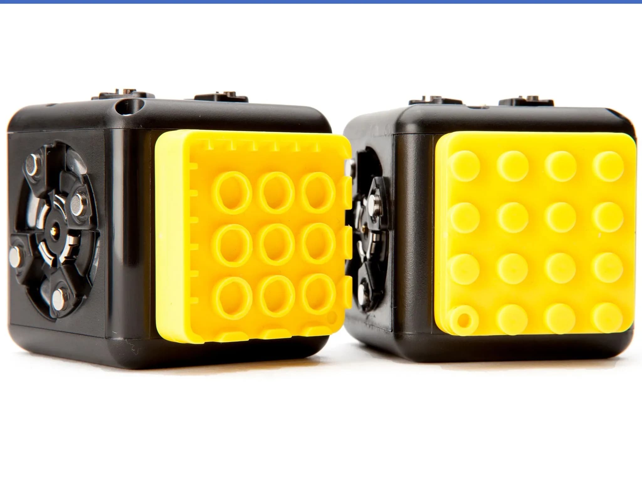 Два робокуба с жёлтой деталью для подключения к Lego.