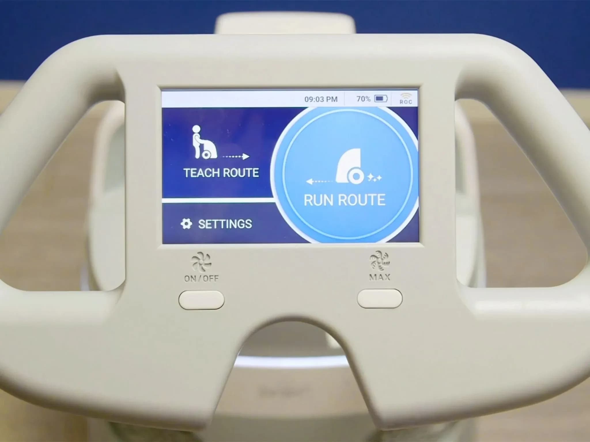 Крупный план экрана робота с пунктами «Teach Route», «Run Route» и «Settings».