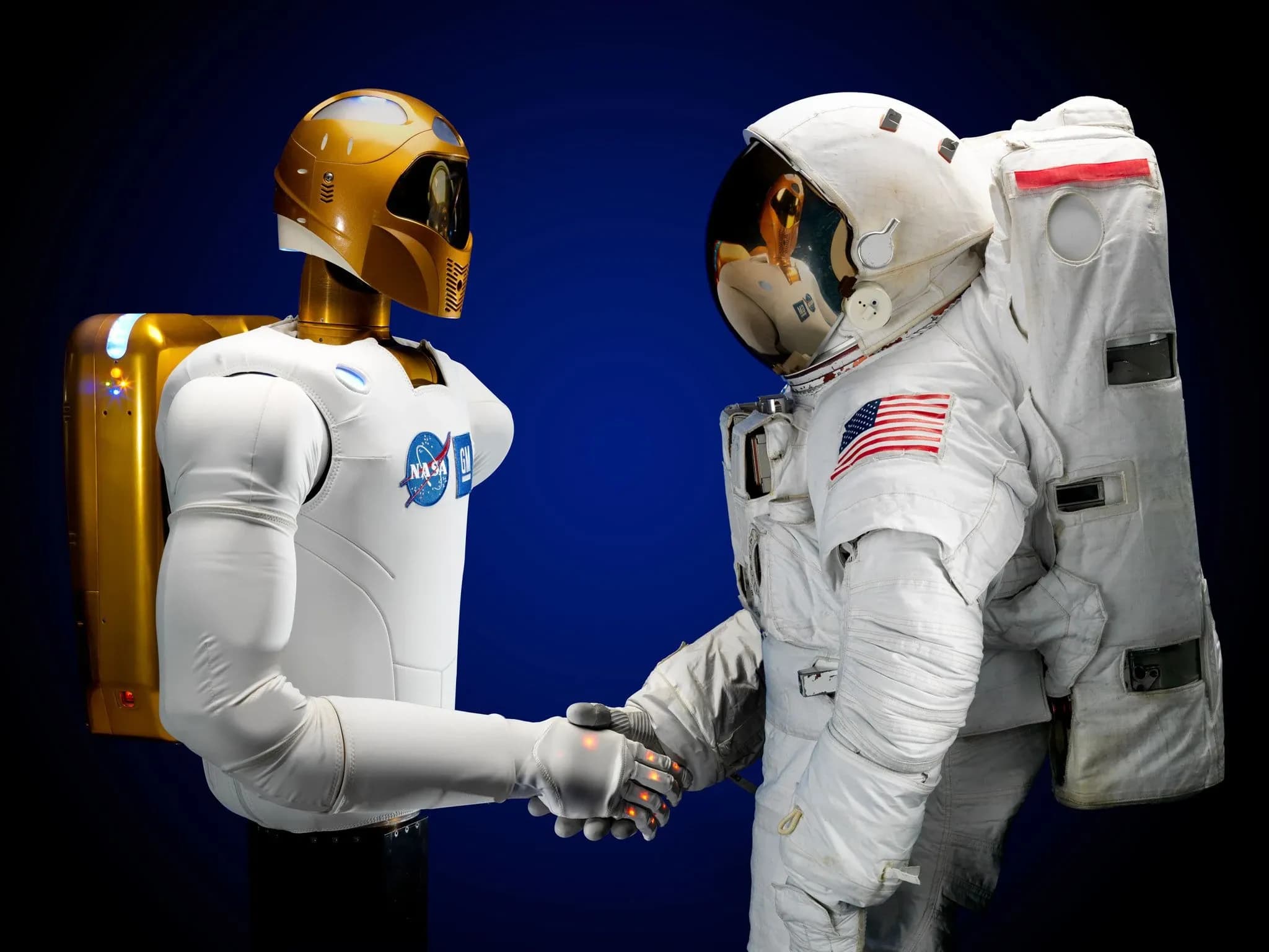Robonaut жмёт руку астронавту.