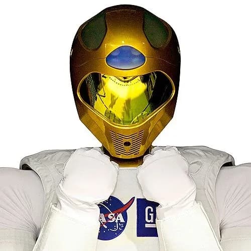 Крупный план золотого шлема Robonaut. На нём мягкий белый костюм с логотипом NASA.