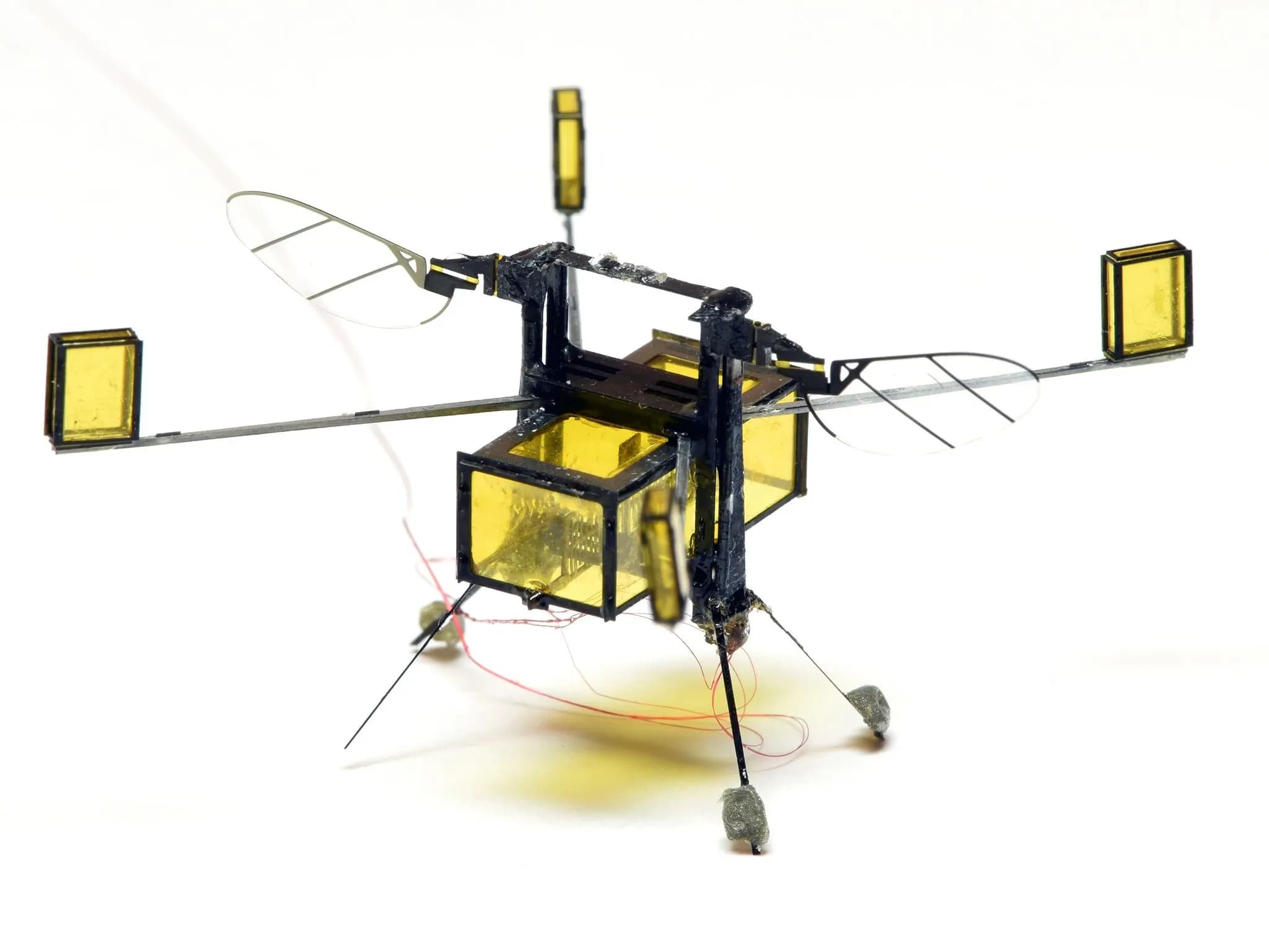 Обновлённая версия RoboBee получила более сложное полупрозрачное жёлтое прямоугольное основание, небольшие ножки и трёхлучевой стабилизатор с полупрозрачными жёлтыми прямоугольниками.