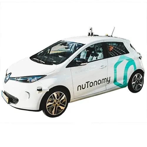 Беспилотный автомобиль nuTonomy на белом фоне.