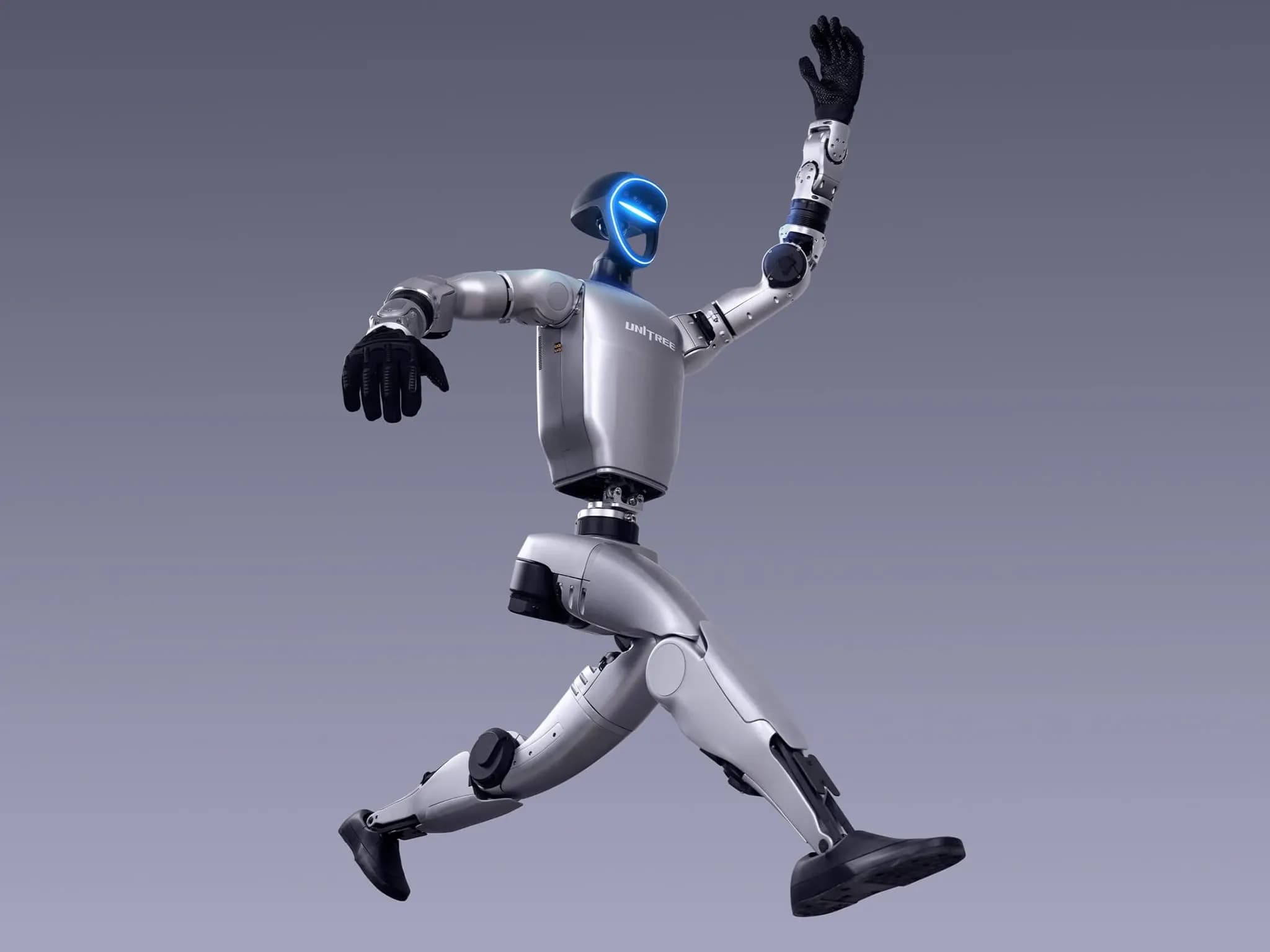 Серебристо-чёрный двуногий гуманоидный робот G1 от Unitree Robotics прыгает в воздухе.
