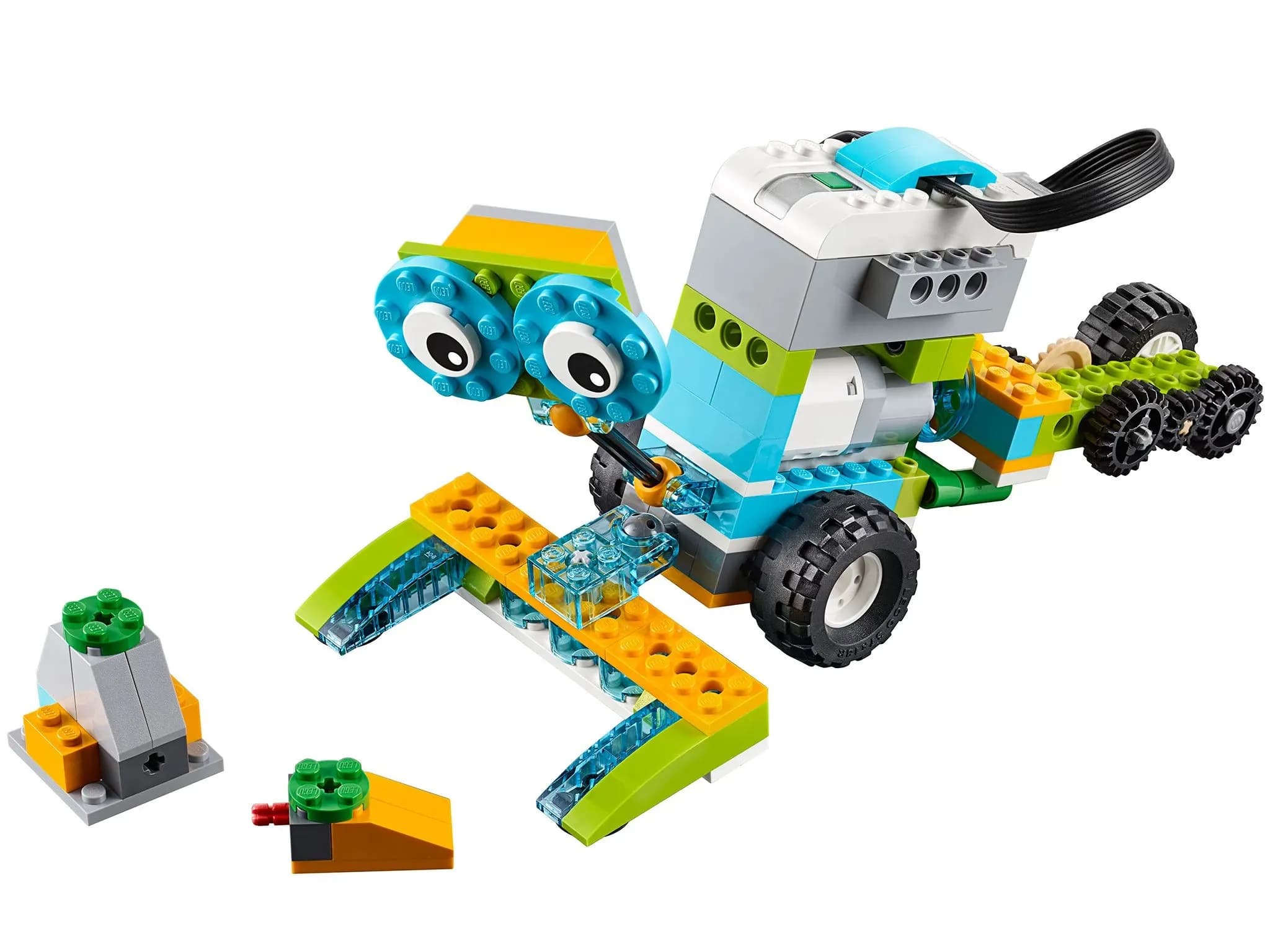 Из простого набора деталей Lego собрана милая роботизированная фигурка на колёсах — с блоком питания и двумя большими глазами.