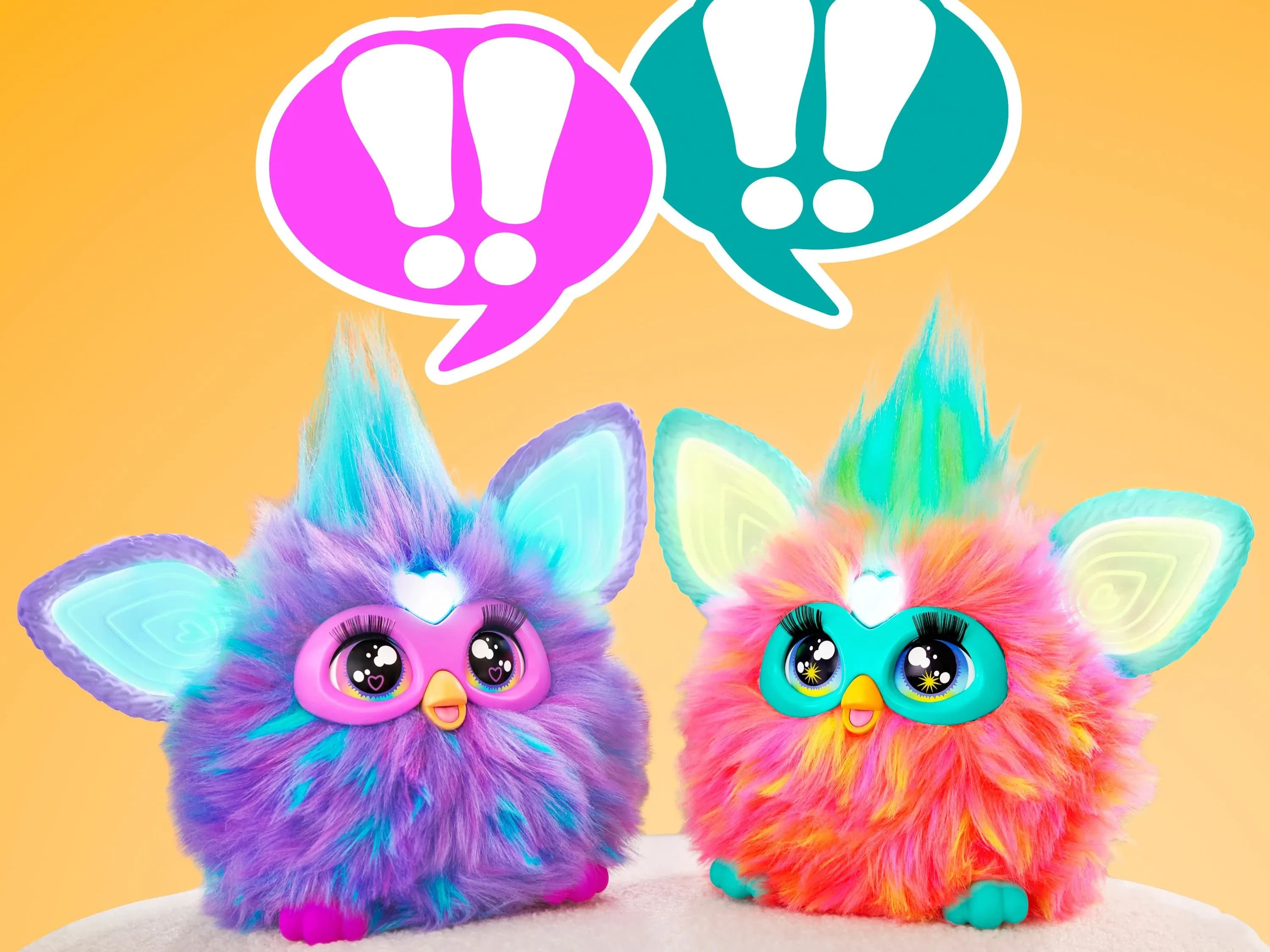 Два робота Furby — приземистые пушистые игрушки, нечто среднее между птицей и совой: у каждого торчит хохолок и светятся уши.