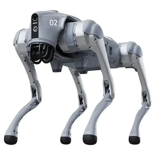 Серебристый четвероногий робот Go2 от Unitree Robotics на белом фоне. На голове видны камеры и сенсоры.