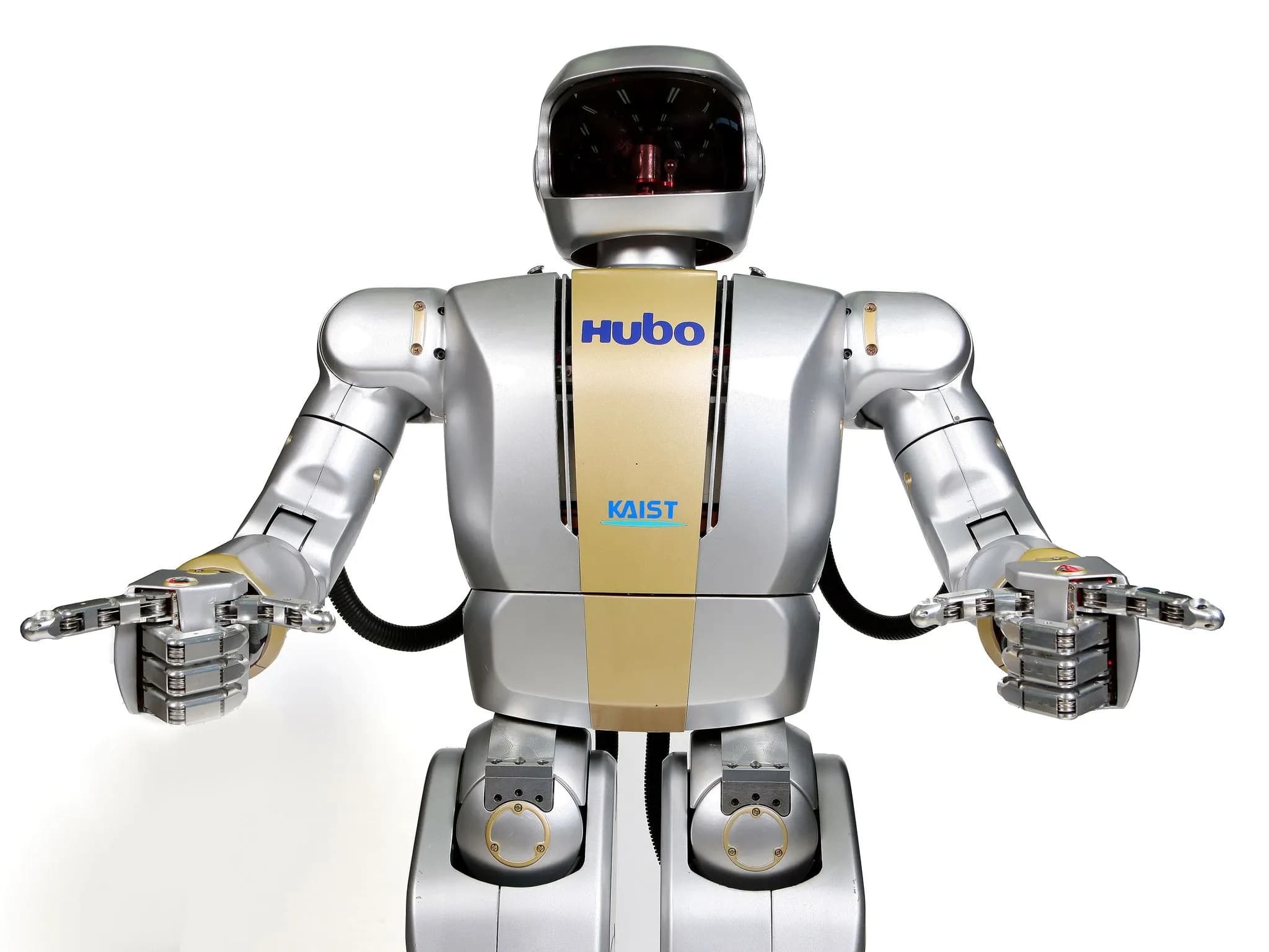 Элегантный серебристый робот со шлемообразной головой, напоминающей шлем астронавта, протягивает руки к камере. На каждой руке два пальца вытянуты, остальные три сжаты.
