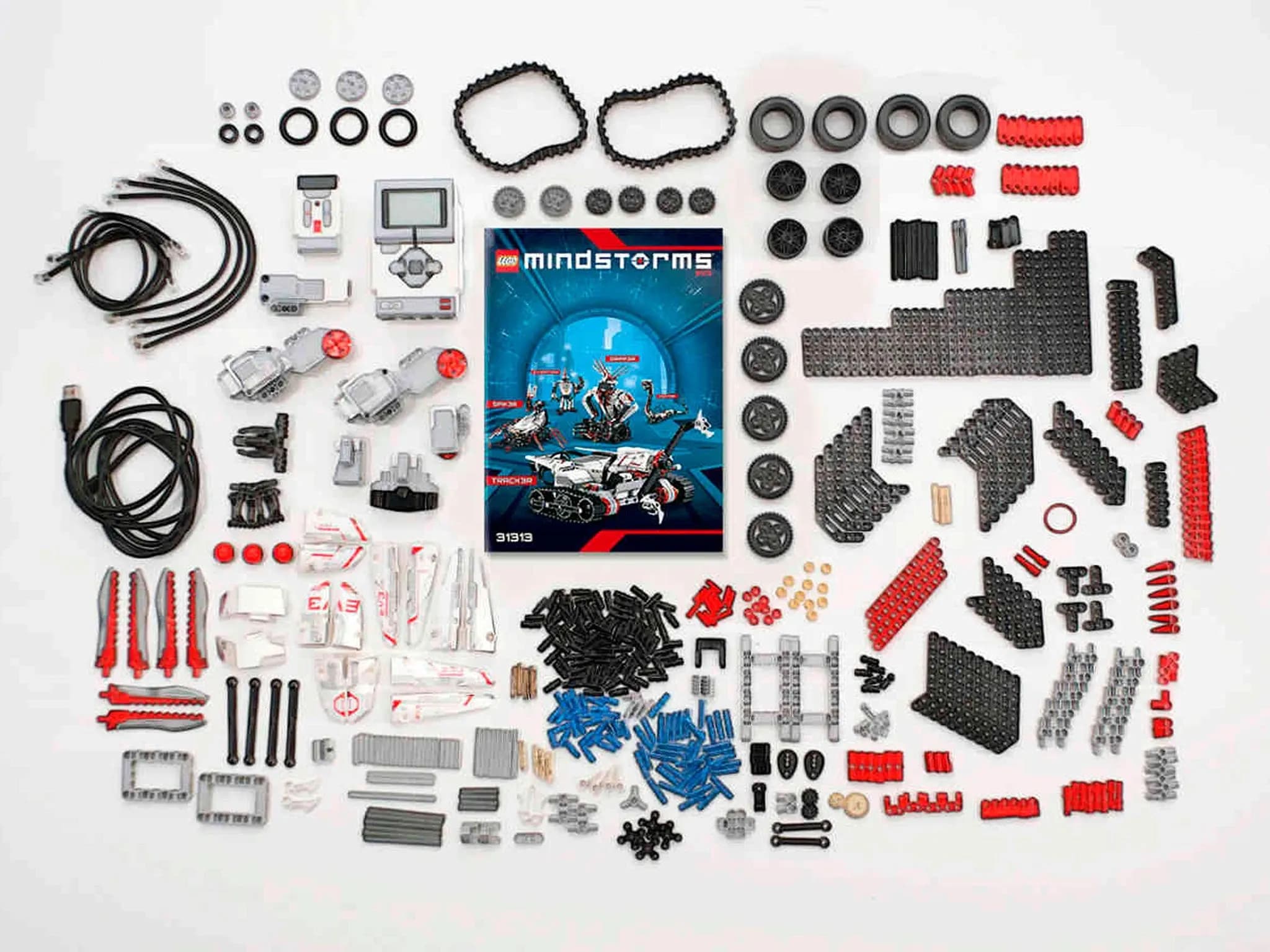 Все детали Lego Mindstorms аккуратно разложены на столе.