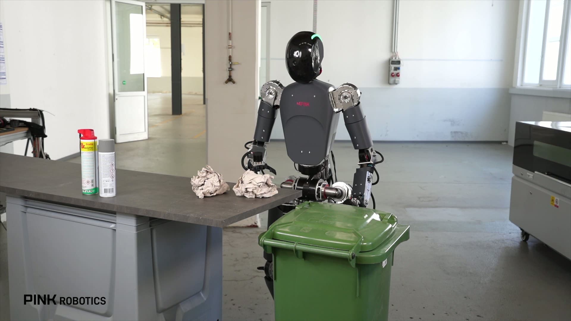Робот P0 Pink Robotics убирает мусор со стола